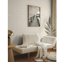 Woonkamer met gestructureerd behang, bank en decoratie