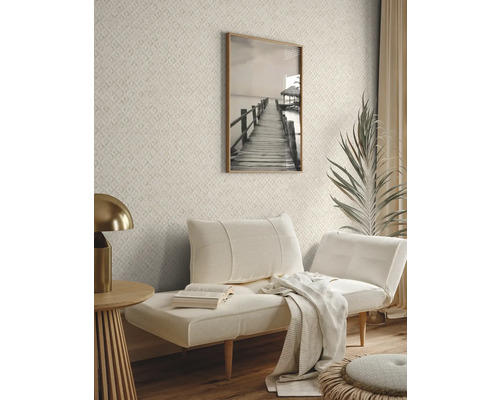 Woonkamer met gestructureerd behang, bank en decoratie