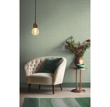 Woonkamer met fauteuil, bijzettafel, lamp en behang met patroon