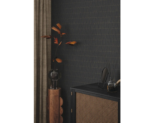 Kamer met patroonbehang, commode en decoraties