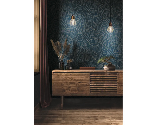 Woonkamer met patroonbehang, houten dressoir en decoratieve elementen