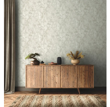 Woonkamer met behang met motief, houten dressoir en decoraties