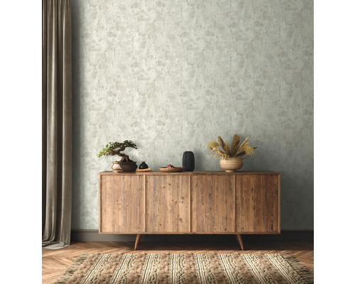 Woonkamer met behang met motief, houten dressoir en decoraties