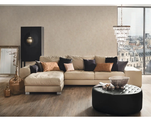 Woonkamer met hoekbank, poef, kast, spiegel en kroonluchter