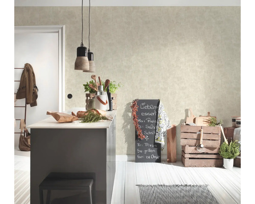 Lichte keuken met kookeiland, decoratie en schoolbord