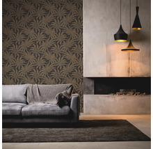 Woonkamer met patroonbehang, bank, vloerkleed, open haard en hanglampen