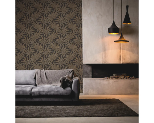 Woonkamer met patroonbehang, bank, vloerkleed, open haard en hanglampen