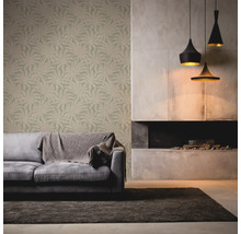 Woonkamer met bank, patroonbehang en open haard