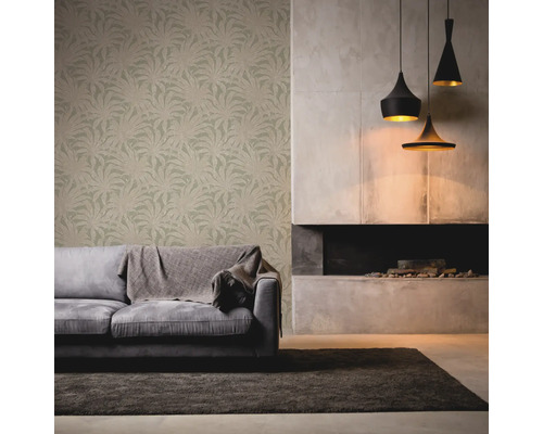 Woonkamer met bank, patroonbehang en open haard