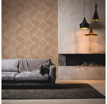 Woonkamer met patroonbehang, bank, tapijt en open haard