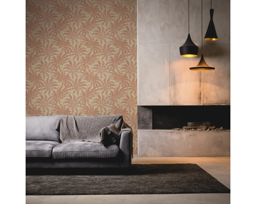Woonkamer met patroonbehang, bank, tapijt en open haard