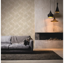 Woonkamer met bank, tapijt, behang met plantenmotief en open haard