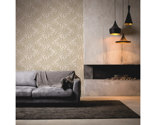 Woonkamer met bank, tapijt, behang met plantenmotief en open haard