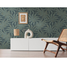 Woonkamer met behang met patroon, witte kast, lamp, decoratie en houten stoel