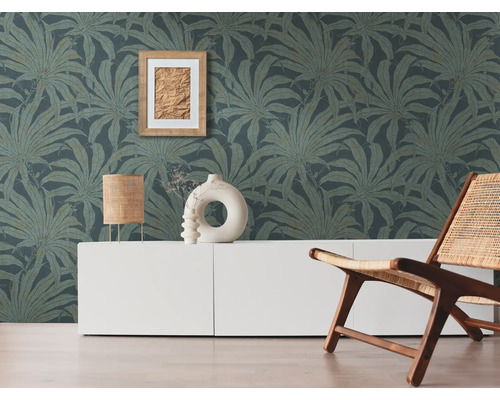 Woonkamer met behang met patroon, witte kast, lamp, decoratie en houten stoel