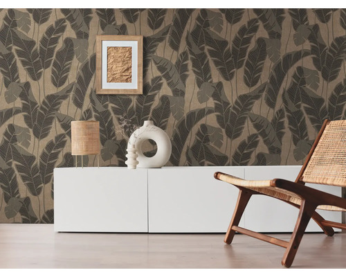 Woonkamer met bladerbehang, dressoir, tafellamp, fotolijst, decoratieve objecten en een houten stoel