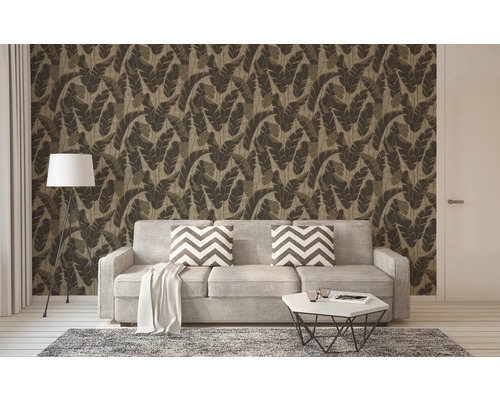 Woonkamer met bank en wandbehang met bladerpatroon