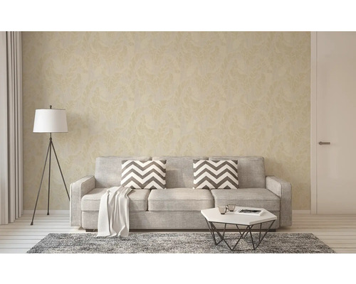 Woonkamer met behang met motief, bank, staande lamp en tapijt