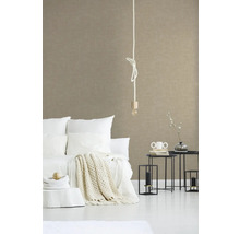 Slaapkamer met beige behang, bed, bijzettafels en decoratieve verlichting.
