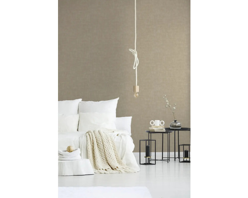 Slaapkamer met beige behang, bed, bijzettafels en decoratieve verlichting.