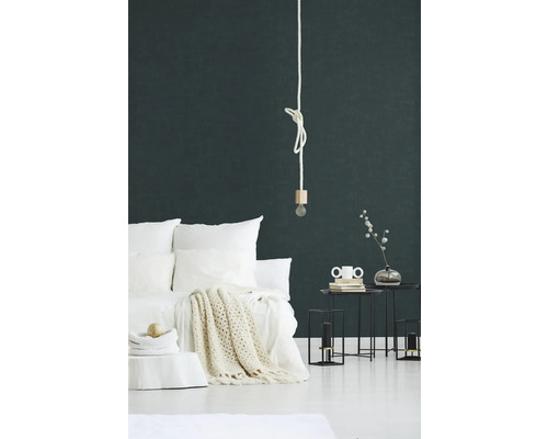 Slaapkamer met bed, nachtkastje en hanglamp