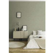 Slaapkamer met patroonbehang, commode en bed