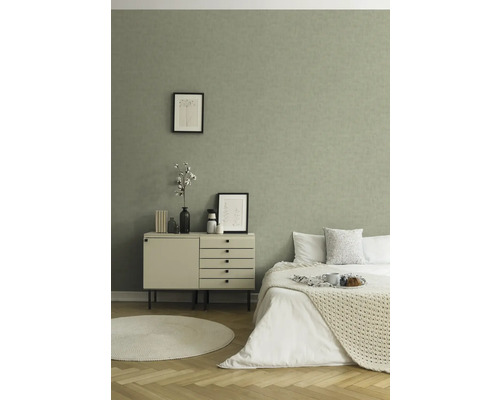 Slaapkamer met patroonbehang, commode en bed