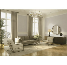 Woonkamer met bank, fauteuils, tafel, tapijt, gordijnen, lamp en decoratie