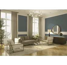 Woonkamer met bank, fauteuil, tafel, dressoir, lamp, spiegel, kamerplant, gordijnen en parketvloer in een lichte en georganiseerde sfeer
