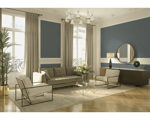 Woonkamer met bank, fauteuil, tafel, dressoir, lamp, spiegel, kamerplant, gordijnen en parketvloer in een lichte en georganiseerde sfeer