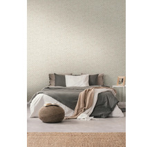 Slaapkamer met patroonbehang, bed en tapijt