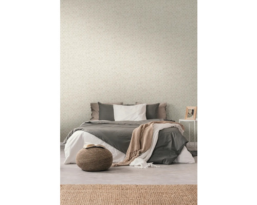 Slaapkamer met patroonbehang, bed en tapijt