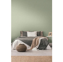 Slaapkamer met bed, nachtkastje en vloerkleed