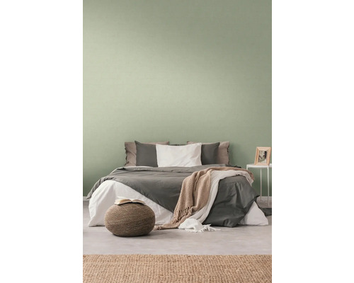 Slaapkamer met bed, nachtkastje en vloerkleed