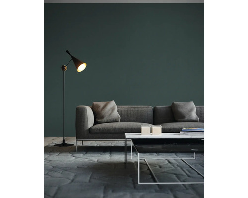 Moderne woonkamer met grijze bank, salontafel en staande lamp