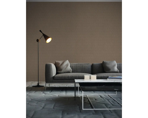 Woonkamer met bank, staande lamp en salontafel op een vloerkleed