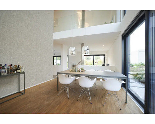 Lichte eetkamer met eettafel, stoelen, hanglampen en patroonbehang in een modern huis