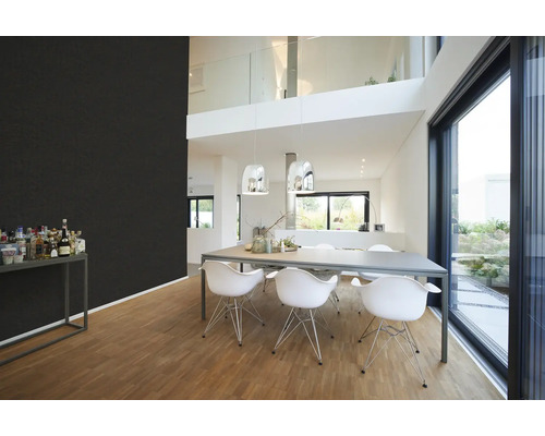 Moderne eetkamer met eettafel, stoelen en grote ramen