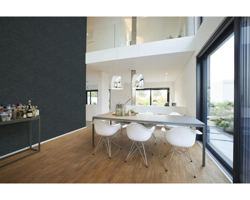 Moderne eetkamer met eettafel, stoelen, grote ramen en behang met motief