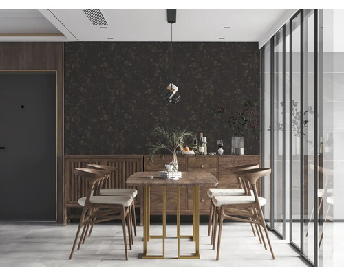 Eetkamer met houten tafel, stoelen en dressoir tegen een donker gemustereerd behang