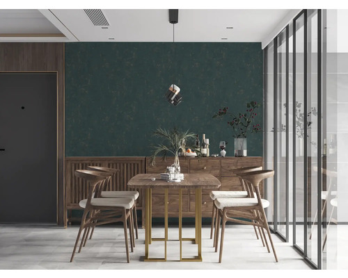 Eetkamer met houten tafel, stoelen en dressoir tegen een donker, gedessineerd behang