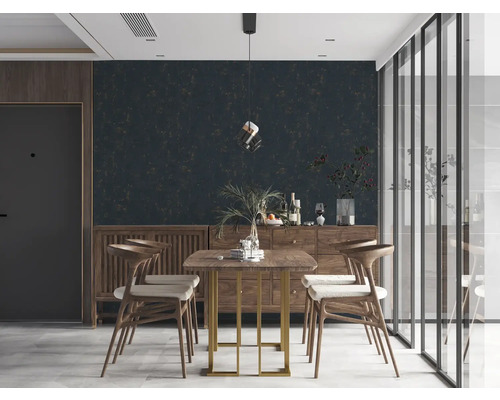 Eetkamer met houten tafel, stoelen en dressoir voor een donker behang