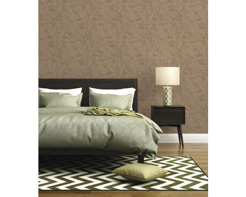 Slaapkamer met tweepersoonsbed, nachtkastlamp en behang met motief