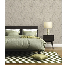 Slaapkamer met bed, nachtkastje, lamp, tapijt en gestructureerd behang
