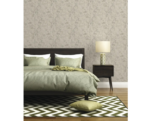 Slaapkamer met bed, nachtkastje, lamp, tapijt en gestructureerd behang