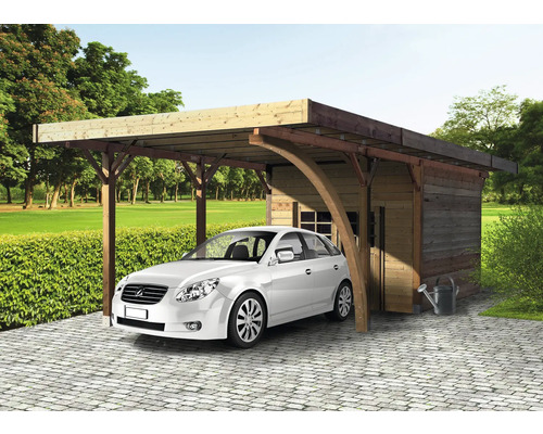 Auto onder een houten carport met gereedschapsschuur