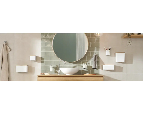 Badkamer met spiegel, wastafel, kraan en badkameraccessoires