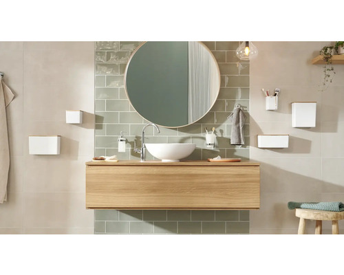 Badkamer met wastafel, spiegel, opbergdozen, zeepdispenser en tandenborstelbeker