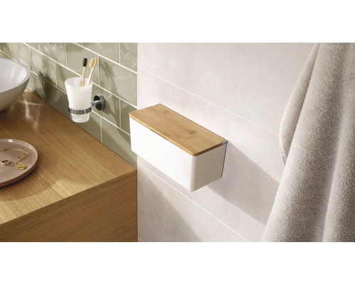 Badkameroverzicht met een tandenborstelbeker en een tissuebox met bamboe deksel