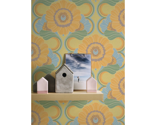 Behang met bloemmotief, plank met decoraties